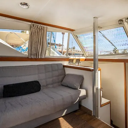 Spacious And Charming Boat In Port Forum Botel *