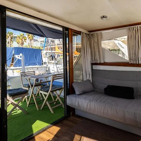 Spacious And Charming Boat In Port Forum Botel *