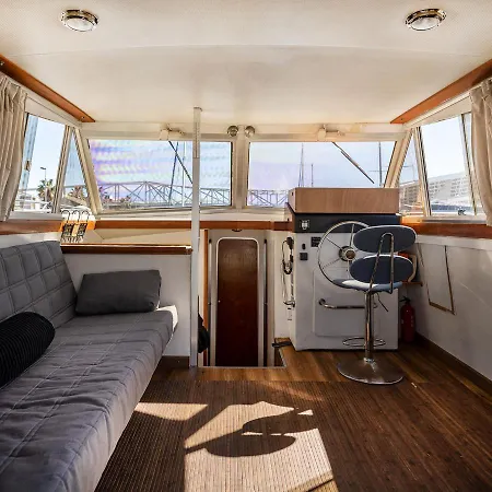 Spacious And Charming Boat In Port Forum Ботель *